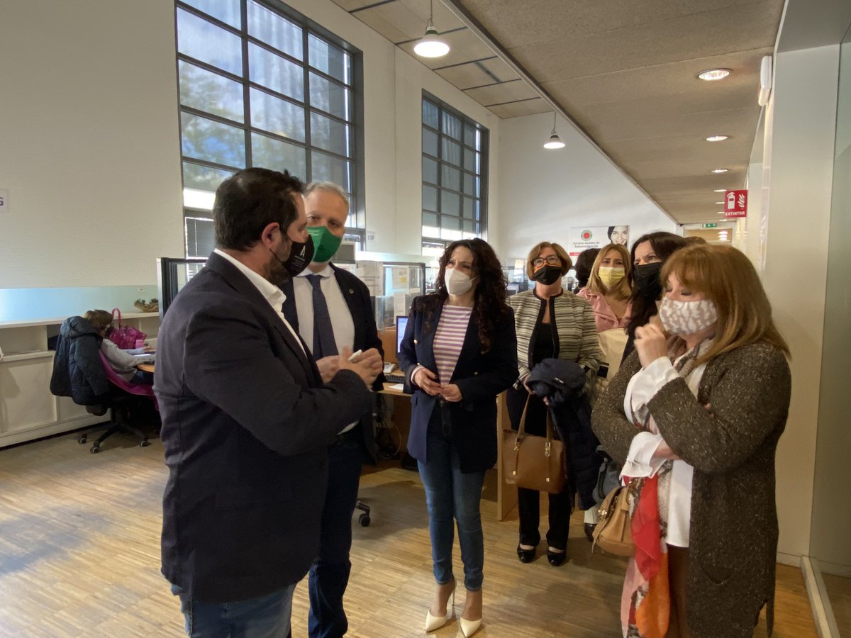 RocioRuizDom's tweet photo. El Servicio Andaluz de Teleasistencia en #Málaga tendrá 23 nuevos puestos, que se suman al proceso público iniciado para cubrir 26 plazas. 
Este servicio es fundamental para nuestras personas mayores y dependientes. Hoy lo visitamos con la Comisión de Igualdad del @ParlamentoAnd https://t.co/wdUGlfWpgn