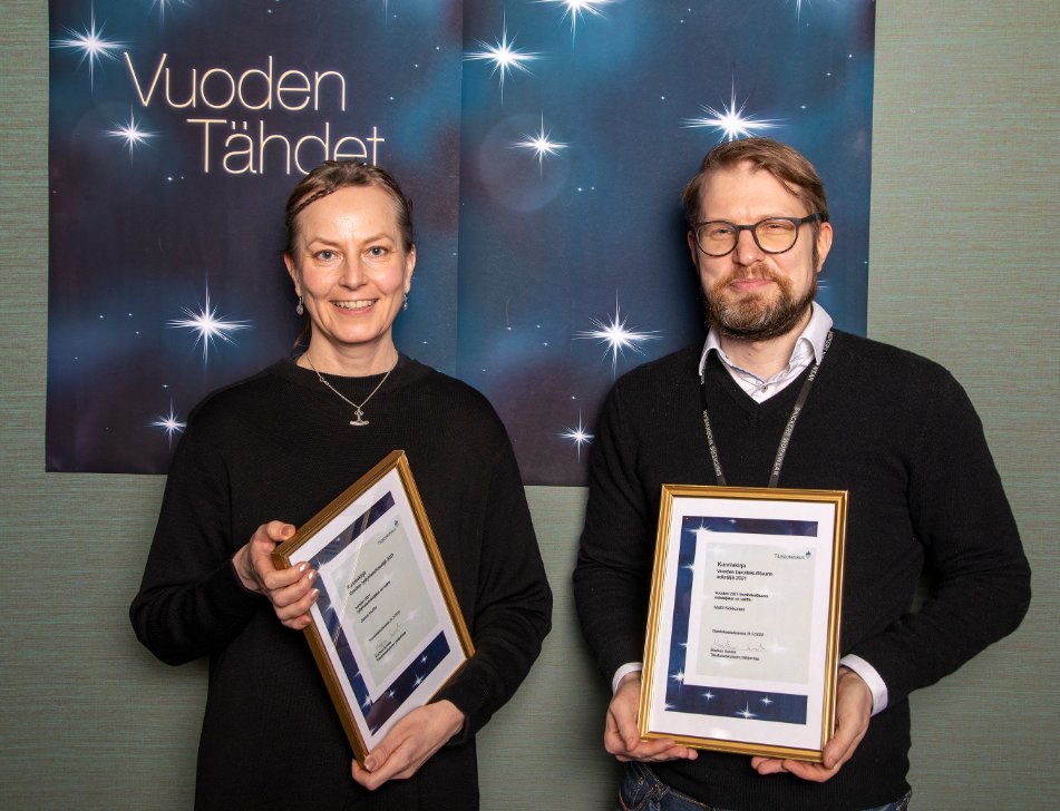 Tänään oli aika palkita vuoden tähdet fanfaarein. <a href="/MattiJKokkonen/">Matti Kokkonen</a> valittiin vuoden tavoitekulttuurin edistäjäksi ja <a href="/JaanaHuhta/">Jaana Huhta</a> vuoden työyhteisöviestijäksi henkilöstön ehdotusten pohjalta. Jaossa olivat myös kunnia- ja ansiomerkit sekä laatupalkinnot. #statpeople #vuodentähdet