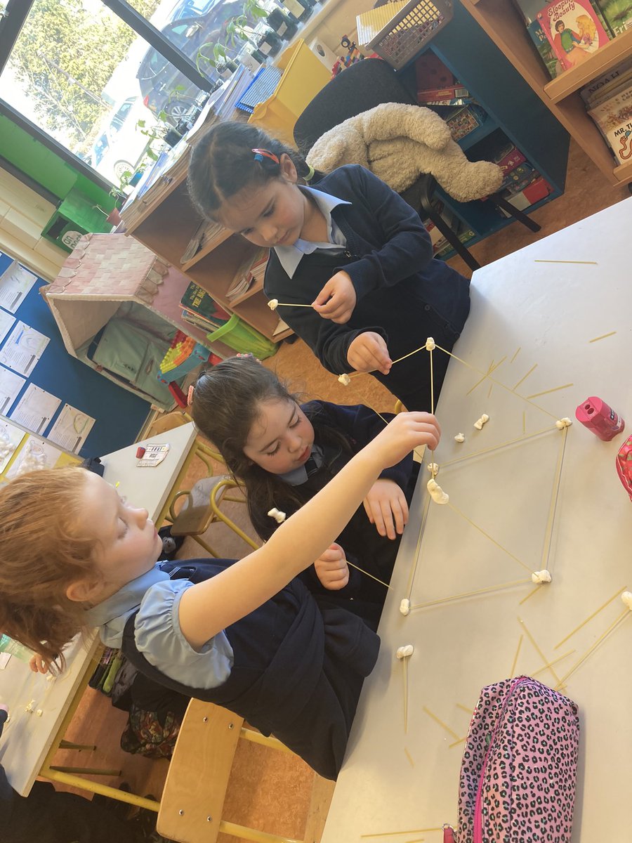 MissSDaffy's tweet photo. Todays problem solving challenge was to see who could build the tallest marshmallow tower! There was lots of teamwork and discussion needed for this one! @STEAM_Clare @ClareEdCentre @ns_quin https://t.co/MAve4LERHG