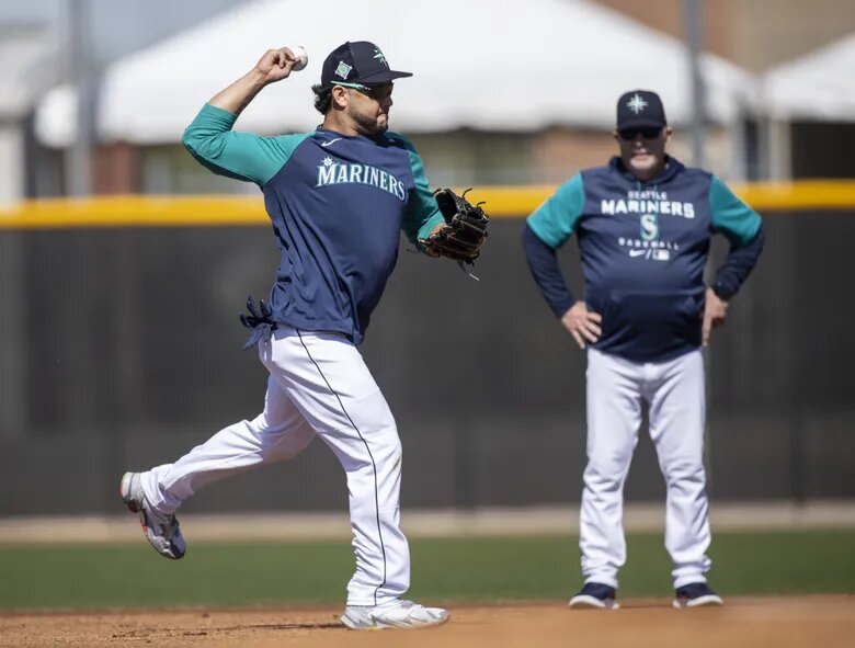 IgnacioSerrano's tweet photo. Eugenio Suárez hace ajustes en el #SpringTraning para brillar en el estadio de los Marineros. Dice el slugger que está cambiando su forma de batear, para adaptarse al cambio de escenario. Porque la casa de #Seattle es favorable al pitcheo. La nota: https://t.co/AdjdHrLRYT https://t.co/tPZRffCymP