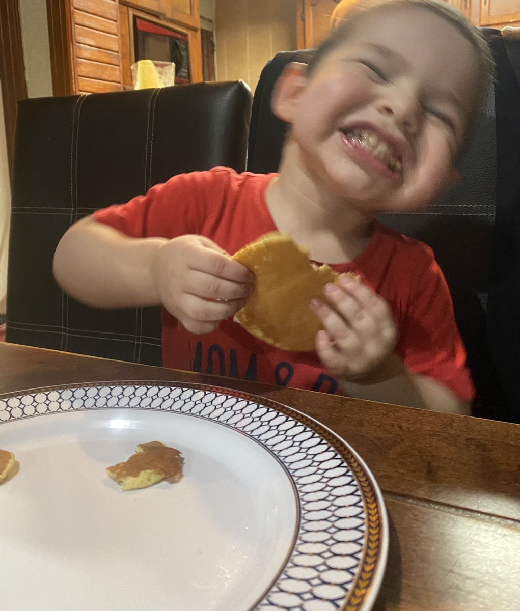 daliaveronicaem's tweet photo. Mis bebés los más felices comiendo hotcakes 🥞 🥰 https://t.co/PP2KuN2I2b