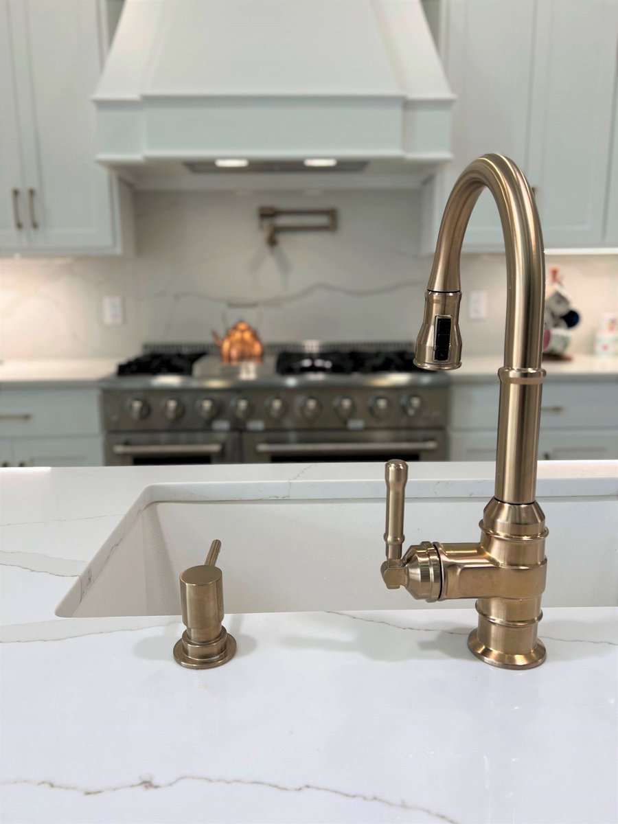 ckandb's tweet image. A true centerpiece in the kitchen. The @deltafaucet Broderick.

@brantinghambuilders

Fun Fact: This unique faucet was styled after the rugged nuts and bolts of machinery.

#ckandb #creativekitchen #kitchen #kitchendesign #deltafaucet #kitchenfaucet #champagnebronze
