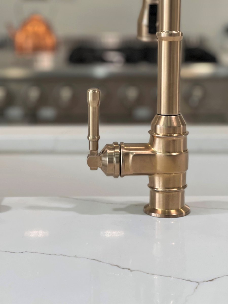 ckandb's tweet image. A true centerpiece in the kitchen. The @deltafaucet Broderick.

@brantinghambuilders

Fun Fact: This unique faucet was styled after the rugged nuts and bolts of machinery.

#ckandb #creativekitchen #kitchen #kitchendesign #deltafaucet #kitchenfaucet #champagnebronze