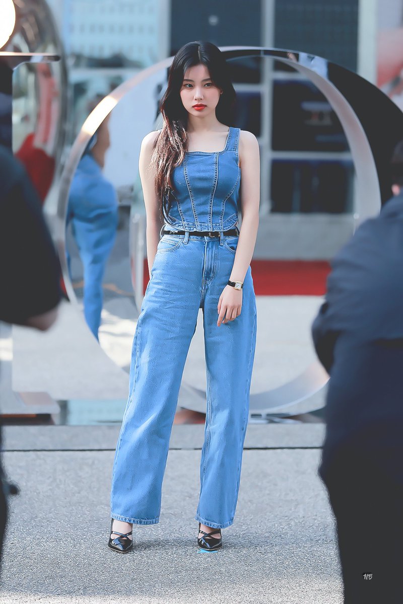 wwdn_1711's tweet image. 디올 장난아니야 여신만 초대하네 ~

#강혜원 #KANGHYEWON @hyemu_official 
#김민주 #KIMMINJU @minju_official_ 
#만우절 #AprilFoolsDay