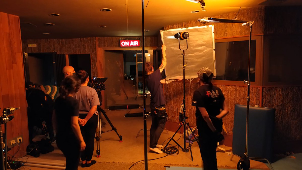 DRAXaudio's tweet photo. "Luces, cámara, acción 🎬!" ¡Hoy en DRAX audio estamos de rodaje!
#SalaEastlake #rodaje #setderodaje #plató #estudiodegrabacion #recordingstudio #draxaudio https://t.co/UjcI2yT882