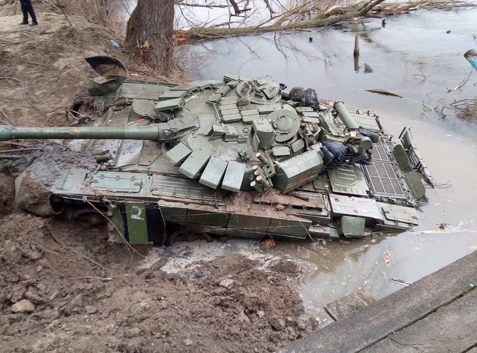 WhiteMarchINT's tweet photo. Look: In Sumy Region, representatives of the State Emergency Service of Ukraine and the Territorial Defense of the Armed Forces of Ukraine lifted a Russian tank from the bottom of the river, which had previously sunk together with its crew.

(Is it a T-72?)
#Ukraine #Sumy https://t.co/9lrKhOw0gb