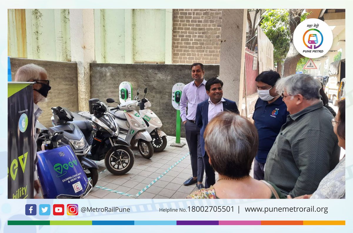 metrorailpune's tweet photo. Film actor @maheshkothare tried the #PuneMetro feeder services and the joy on his face can be seen.
We also urge citizens to use the feeder services for the first and last mile connectivity to make the #Mobility more #Sustainable. https://t.co/Lb3CpQTzVz