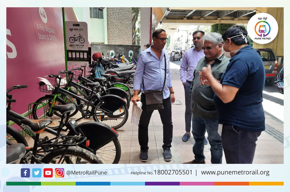 metrorailpune's tweet photo. Film actor @maheshkothare tried the #PuneMetro feeder services and the joy on his face can be seen.
We also urge citizens to use the feeder services for the first and last mile connectivity to make the #Mobility more #Sustainable. https://t.co/Lb3CpQTzVz
