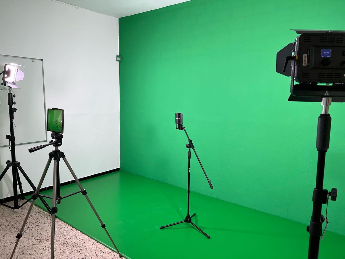 Galobars's tweet photo. Molt content de com ha quedat la nostra nova aula d’Audiovisuals. 
Se’ns obra un nou món per explorar a l’@escolaruizamado. Gràcies @clip_so_llum_imatge per l’acompanyament i assessorament. #Seguim https://t.co/A0Vv7jMn1a