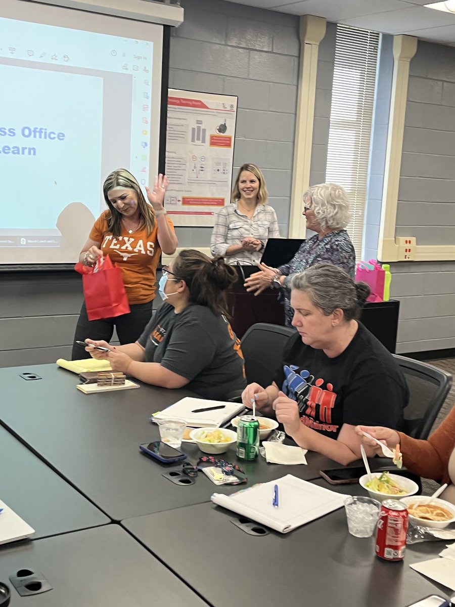 #Congratulations 🎉🎉🎉 to @vbna1980 She was recognized by #ManorISD #DistrictLeadership for doing an outstanding job and # keeping our campus @ManorSeniorHS on track! #BestBookKeeperEver #WeAppreciateYouMsA 🥰🥰🥰@SpencerAndreD @MikePerkins_PLC @AlejandroGongo1