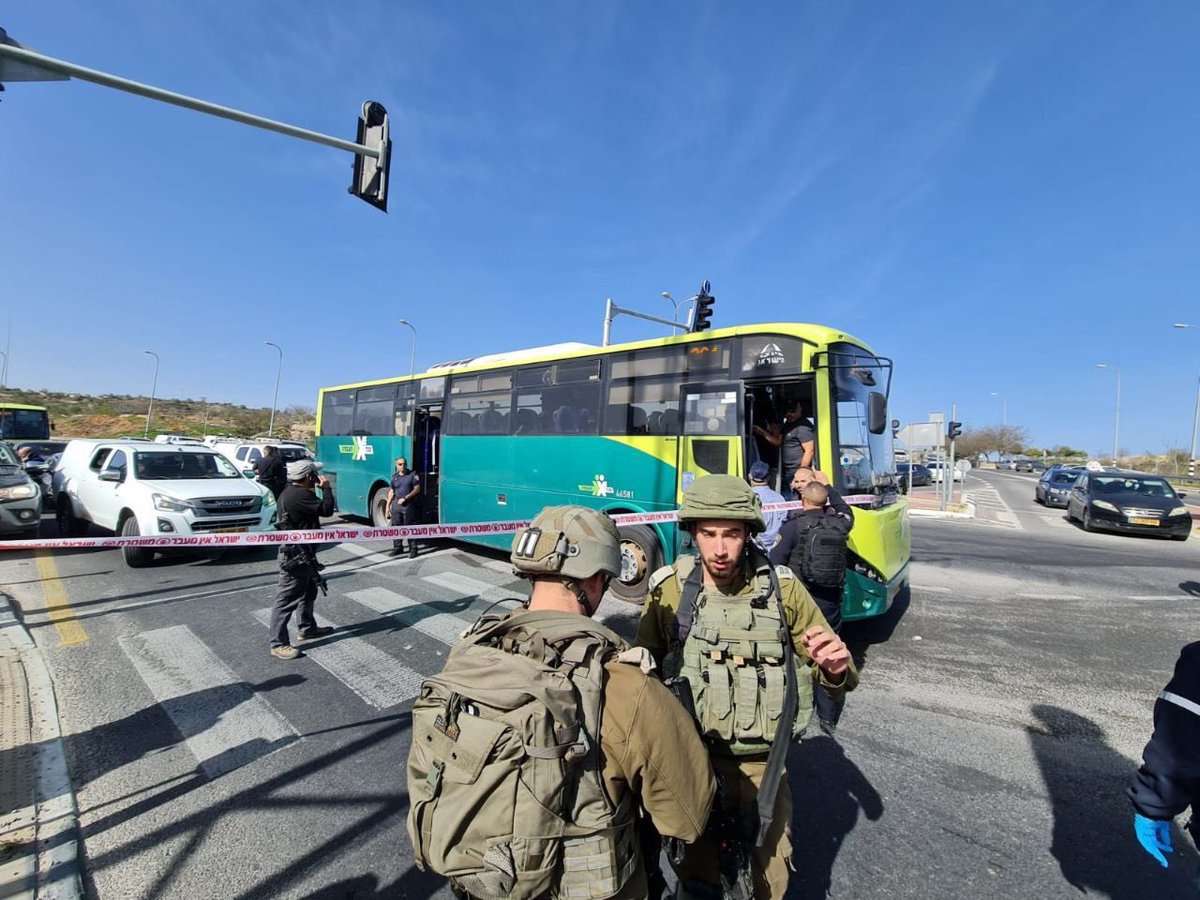 AmIsraelDefense's tweet image. Terrorista con cuchillo neutralizado en un micro en Gush Etzion por un civil armado. 

Un herido moderado y 3 personas con ataques de pánico.