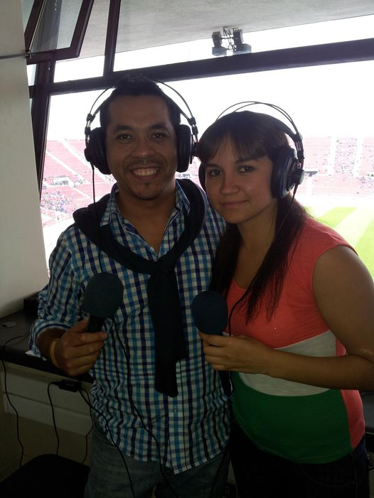 _Angelotti_'s tweet photo. Locuteando con la @RommyM25 año 2012 cuando estaba haciendo sus primeras armas en el periodismo deportivo,una de las que mas sabe, hoy la Rompe en #CHV y #DirectvSport . https://t.co/QrOg23tZhx