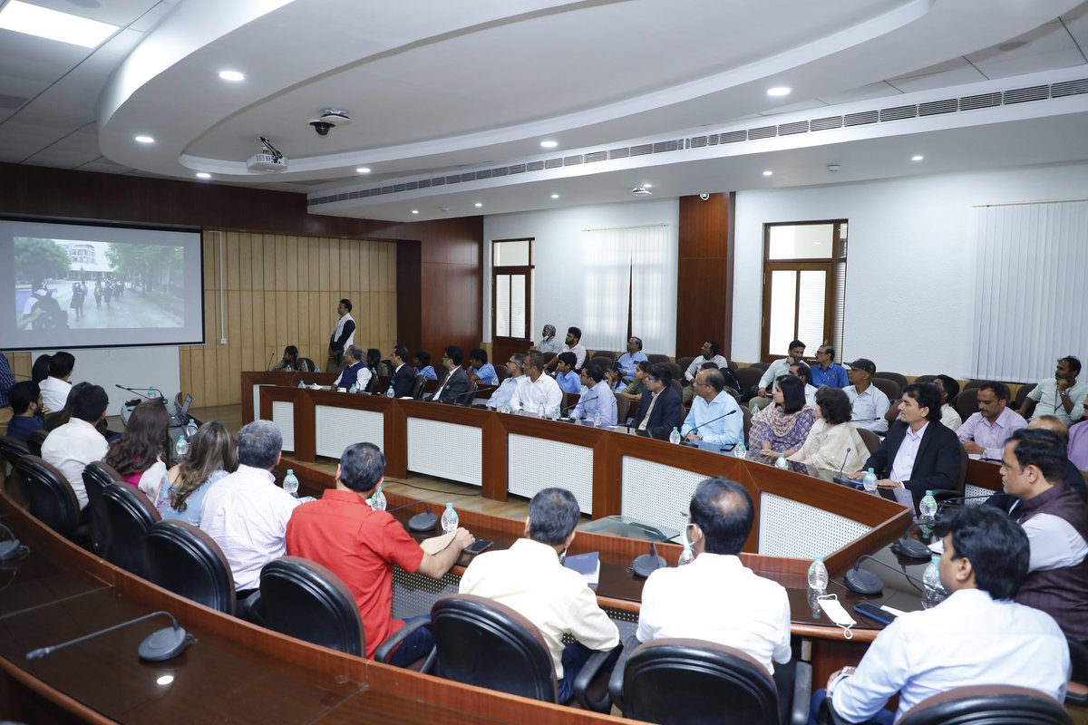 UnstoppableYUVA's tweet photo. Heartist Thanks to @drashwathcn &amp; @OfficeofAshwath  for hosting about 20 amazing CEOs  @UnstoppableYUVA movement. All CEOS gave blessings &amp; power-packed tablets from @Lenovo_in to each child. Truly grateful to amazon, cloudtail &amp; Catamaran for being our smile partners. https://t.co/5xeBI8ay27