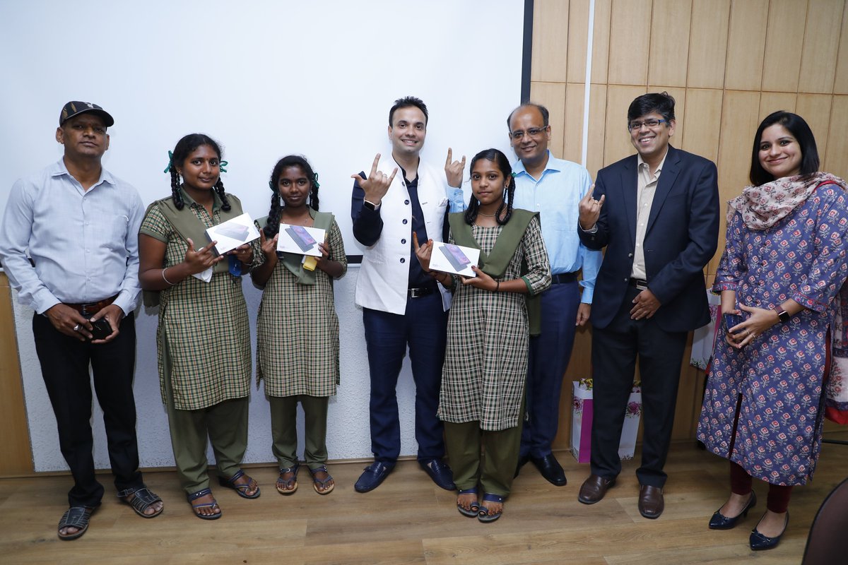 UnstoppableYUVA's tweet photo. Heartist Thanks to @drashwathcn &amp; @OfficeofAshwath  for hosting about 20 amazing CEOs  @UnstoppableYUVA movement. All CEOS gave blessings &amp; power-packed tablets from @Lenovo_in to each child. Truly grateful to amazon, cloudtail &amp; Catamaran for being our smile partners. https://t.co/5xeBI8ay27