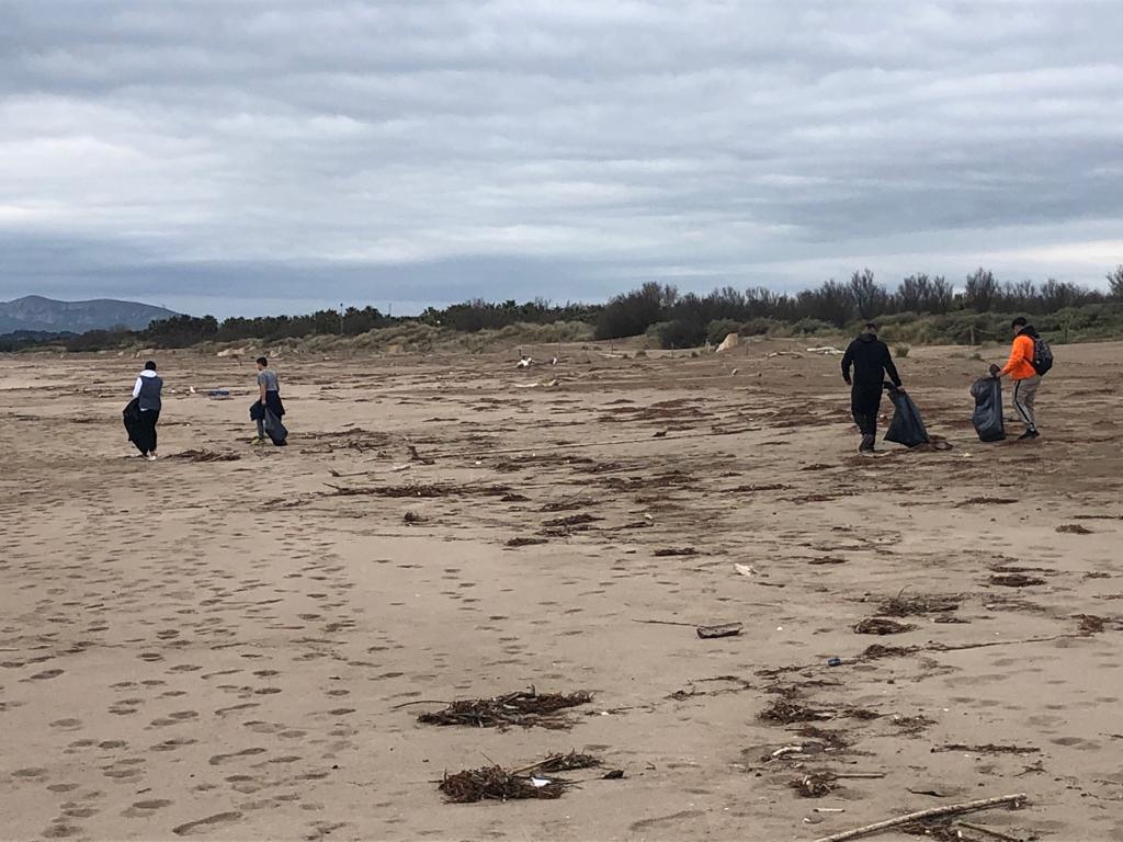 Aj_SantPere's tweet photo. Avui l'Escola de Noves Oportunitats amb la UEC CASTELL han netejat la platja. Moltes gràcies!!! https://t.co/RCNIUeo0lI