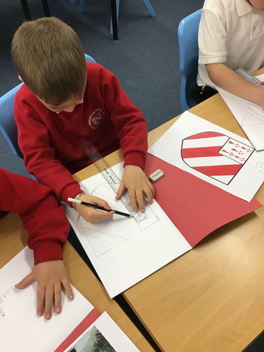 bishoptonprim's tweet photo. Year 1/2 have started their initial sketches with @GougeonLynne from #thisismyartandsoul based on their topic of 'Bishopton and the local area'. Year 1/2 have been focusing on doing light pencil strokes and their observation skills. #bishoptonyear12 #bishoptonart #bishoptonmural https://t.co/IYVJDOkrEm