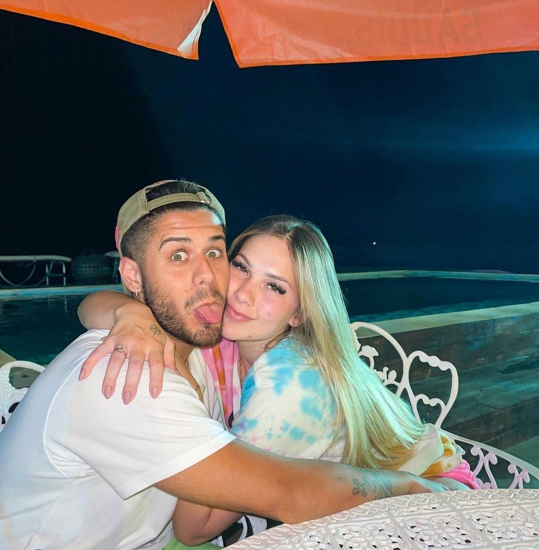 virlipe57's tweet photo. •31/03: Foto dela com o Zé
Eles são lindos demais, sou apaixonada😍❤️
#DesafioBdayVirginia  @cfdavirginia https://t.co/Cnhc7IeBmh