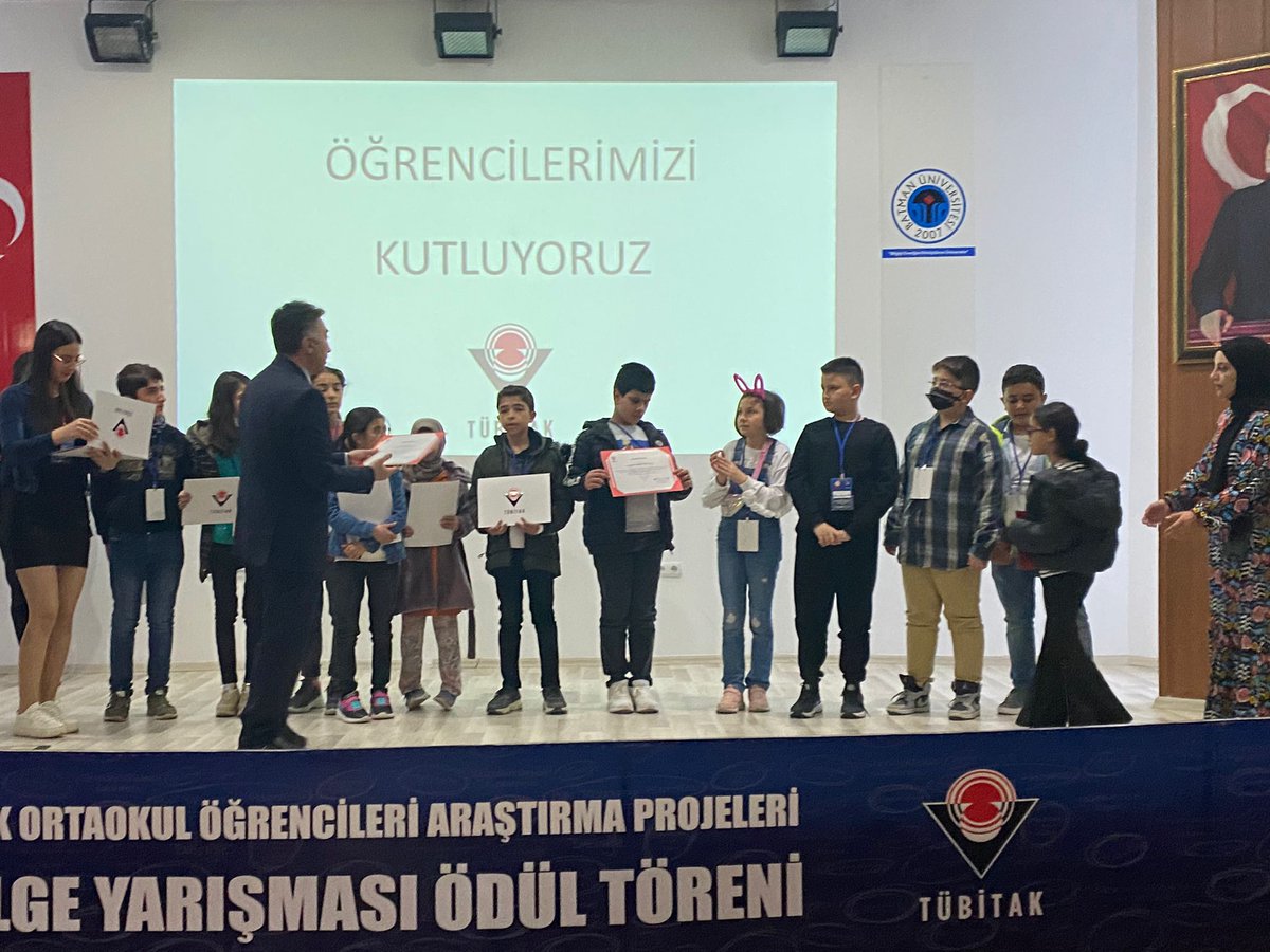 TÜBİTAK Ortaokul Öğrencileri Araştırma Projeleri Bölge sergisinde Fizik alanında 1. olup, finallerde ilimizi-bölgemizi temsil edecek olan öğrencilerimizi ve danışman öğretmenimiz Birsen GEÇER'i tebrik eder, başarılarının devamını dileriz. @BilsemMeb <a href="/EnverkV/">Enver KIVANÇ</a> <a href="/mramazanbarin/">Ramazan Barın</a>