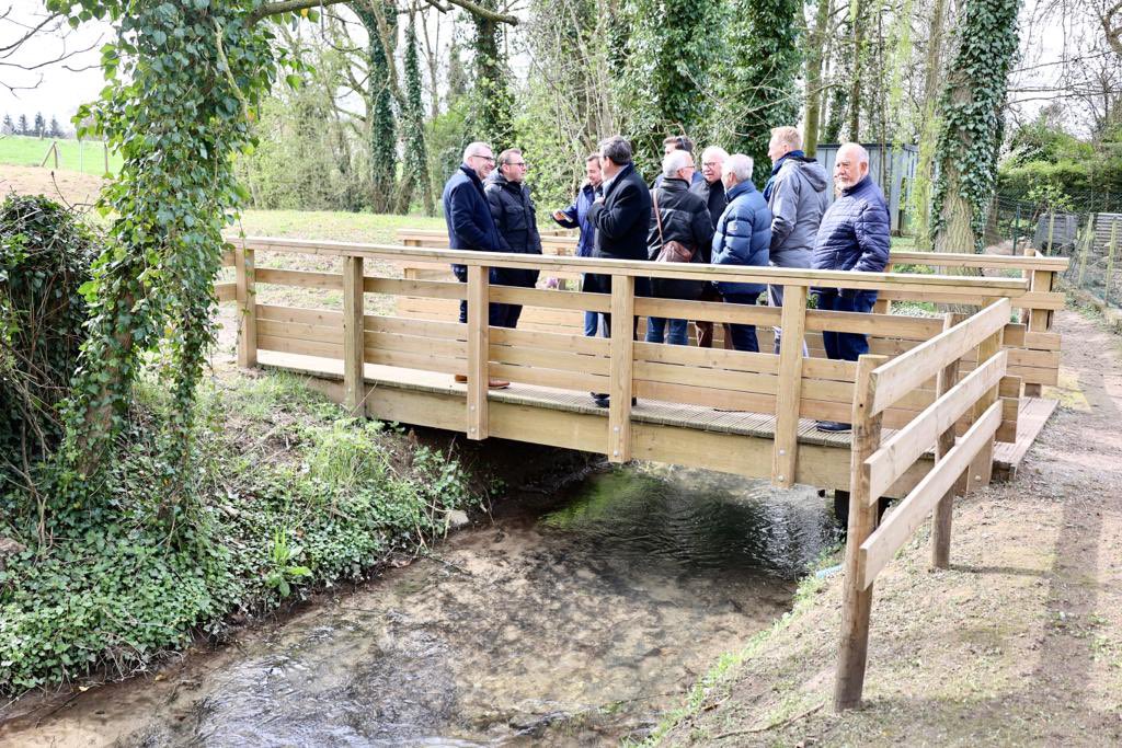 GrandArras's tweet photo. A #Wailly une passerelle a été implantée l’année dernière pour permettre le développement des parcours en #modedoux le long du #Crinchon. #immersion https://t.co/doEkEkKybK