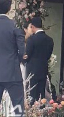 #HyunBin and #SonYeJin kissing!!! 😭😭😭😭😭😭😭😭😭😭😭😭

#TheBinJinWedding
