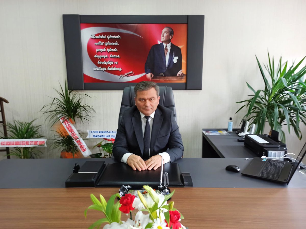 “Ülkemizin ve Samsunumuzun en güzide ilçelerinden biri olan Tekkeköy'ümüzde eğitim öğretim adına sorumluluğu üstlenmenin heyecanını yaşıyor, bizleri bu göreve layık görenlere şükranlarımı sunuyorum.” 

Mustafa Uzunlar
Tekkeköy İlçe Milli Eğitim Müdürü

<a href="/MustafaUzunla13/">Mustafa Uzunlar</a>