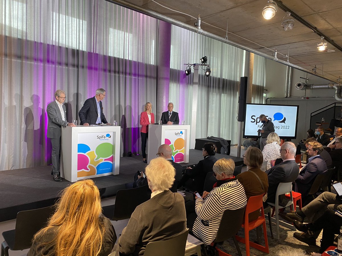 SpiFa_eV's tweet photo. #SpiFaFachärztetag 2022: Koalitionsvertrag von @spdbt @Die_Gruenen und @fdpbt sieht einen #Platzhalter zur Ausgestaltung vor: Stichwort #HybridDRG. Wie geht es an der #Sektorengrenze #ambulant (vor) #stationär weiter? Der @SpiFa_eV wirbt für sein #Konzept. https://t.co/9JwF1Fottv