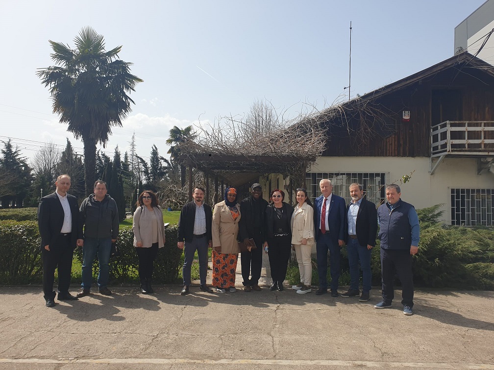 sakaryaticaretb's tweet photo. Nijerya Heyeti Türk Fındığına Talip
#Nijerya Yatırım Heyeti, Sakarya Ticaret Borsası Başkanı Adem Sarı ile birlikte ilimizde marka değerine sahip #Güneşoğlu Süt, #Akova Un Sanayi, #Balsu Fındık, #Sarılar Fındık, #Tavsan ‘ı ziyaret etti. Heyet sanayi kuruluşlarının üretim, satış, https://t.co/u7yB5Ybu0q