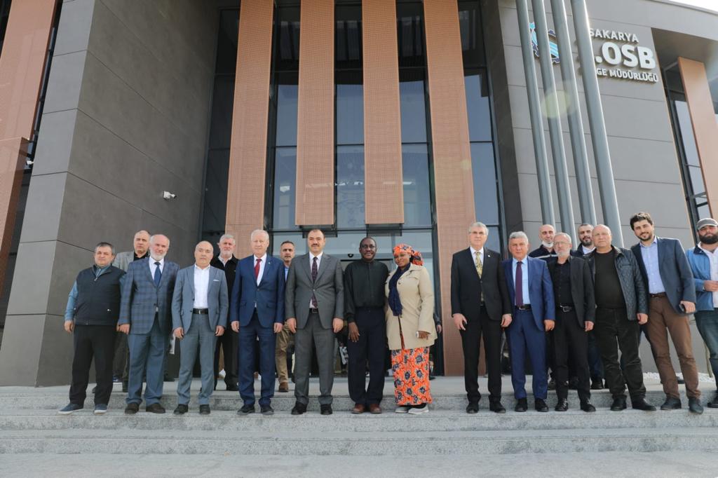 sakaryaticaretb's tweet photo. Nijerya Heyeti Türk Fındığına Talip
#Nijerya Yatırım Heyeti, Sakarya Ticaret Borsası Başkanı Adem Sarı ile birlikte ilimizde marka değerine sahip #Güneşoğlu Süt, #Akova Un Sanayi, #Balsu Fındık, #Sarılar Fındık, #Tavsan ‘ı ziyaret etti. Heyet sanayi kuruluşlarının üretim, satış, https://t.co/u7yB5Ybu0q