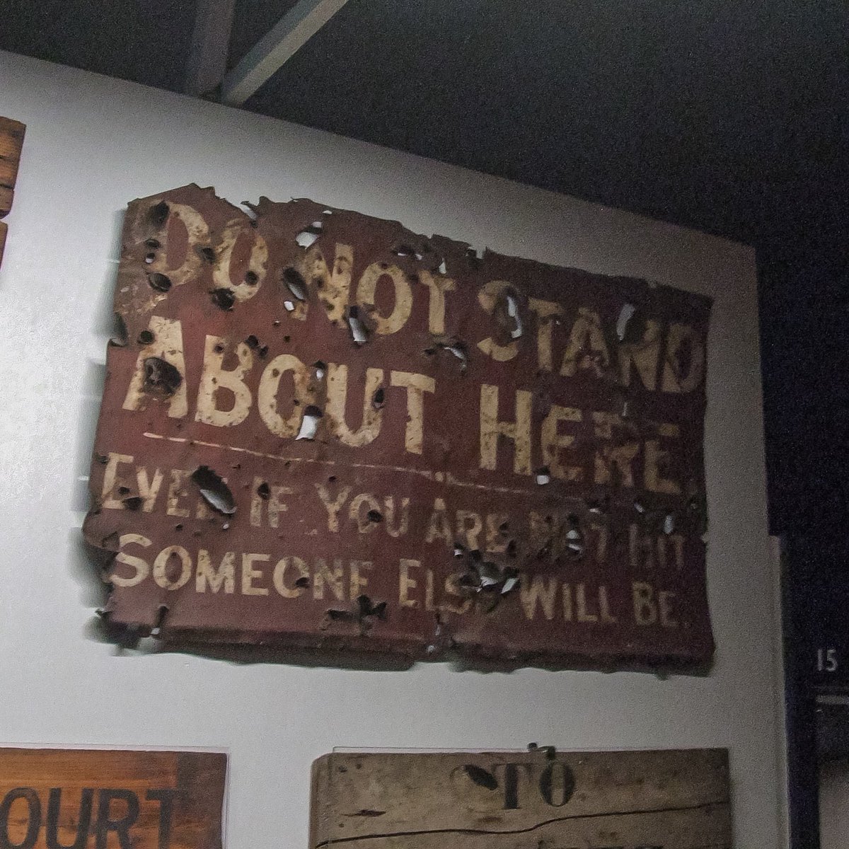 spegel's tweet photo. @cegadede Tem uma placa no Imperial War Museum em Londres que ficava no ‘terreno baldio’ ela tem uma característica interessante que persuadia bem os soldados (no caso os buracos de ventilação) https://t.co/PqtT5kyBqP