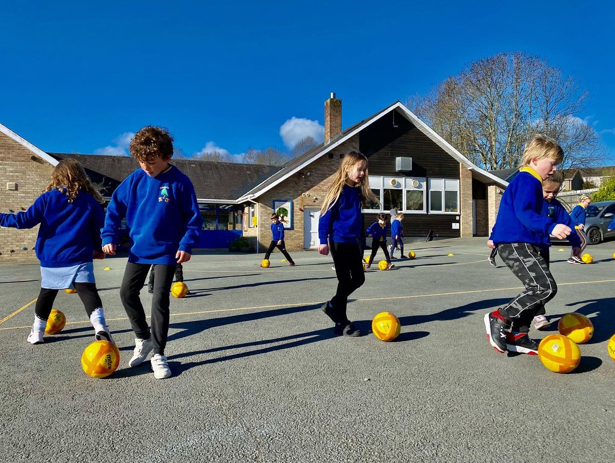 BmoCoaching's tweet photo. FREE SCHOOL FOOTBALL β½οΈ
Beautiful morning with Blwyddyn 2,3 & 4 at @ysgolcominscoch for our community fun football sessions with @AberystwythTown
Love coming back to my old school π see you all tomorrow!πͺπ»β½οΈπ
#funfootball #opportunities #community #aberystwyth #BMOcoaching https://t.co/wTMBDdrpUG