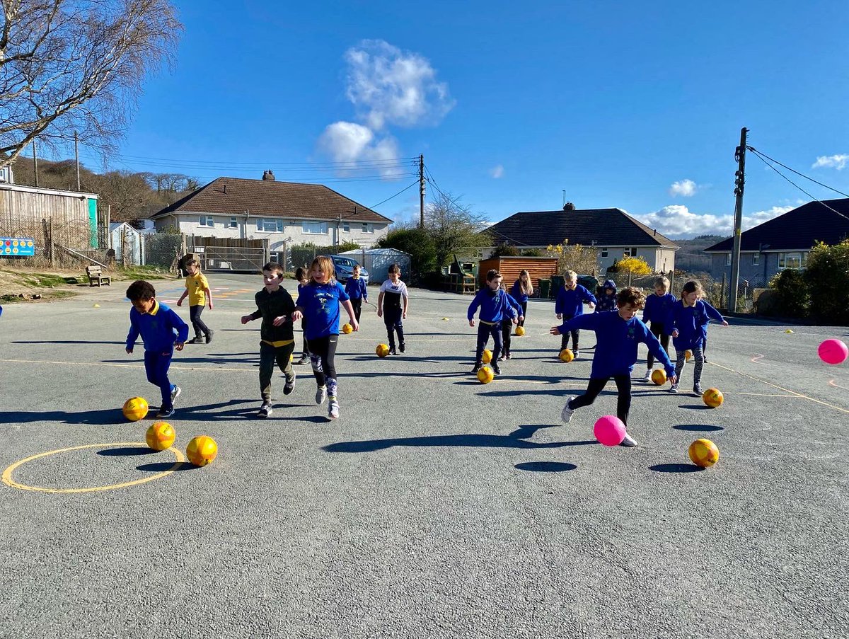 BmoCoaching's tweet photo. FREE SCHOOL FOOTBALL β½οΈ
Beautiful morning with Blwyddyn 2,3 & 4 at @ysgolcominscoch for our community fun football sessions with @AberystwythTown
Love coming back to my old school π see you all tomorrow!πͺπ»β½οΈπ
#funfootball #opportunities #community #aberystwyth #BMOcoaching https://t.co/wTMBDdrpUG