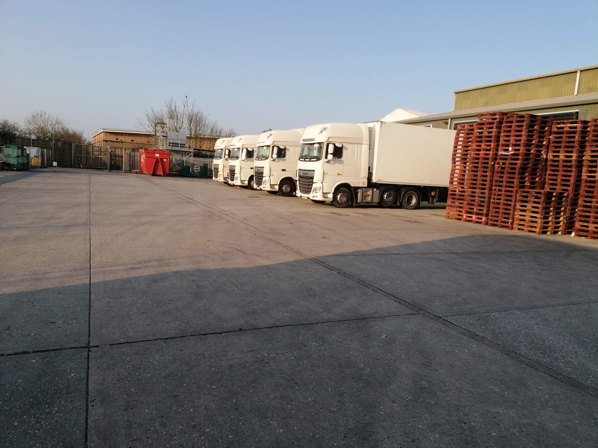 LyonsHaulage's tweet photo. All loading fresh produce for delivery across the UK. #teamworkmakesthedreamwork #DAF #fresh #temperaturecontrolledsolutions https://t.co/SfLDo71Gxq