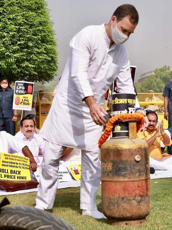 anujsngh_INC's tweet photo. भाजपा निर्मित महंगाई में पेट्रोल-डीज़ल-गैस जनता की पहुंच से दूर हैं
इसलिए हम भी श्रद्धांजलि देने को मजबूर हैं।।
@DeepakSEditor @DeepakSinghINC @ErAnasRahman1 
@RahulGandhi https://t.co/RCUDigsPCd