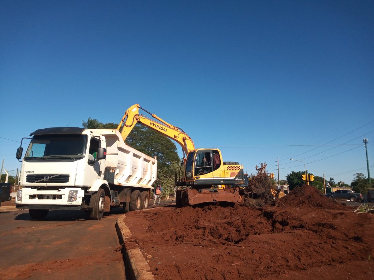 muniposadas's tweet photo. #Ahora
Los fuertes vientos provocados por el temporal del día miércoles provocaron la caída de un árbol.🌳
Hoy, mediante la travesía urbana lo estamos transplantando para seguir preservando la especie.
#PosadasSustentable
#PosadasLindaDeNuevo https://t.co/OMoV3VvTMp