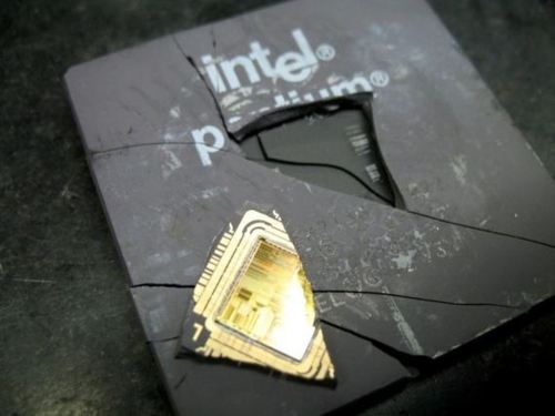 VingTroiSeize's tweet photo. #Intel #IntelOutside! #CPU #processor #computer https://t.co/CfNHif17Om