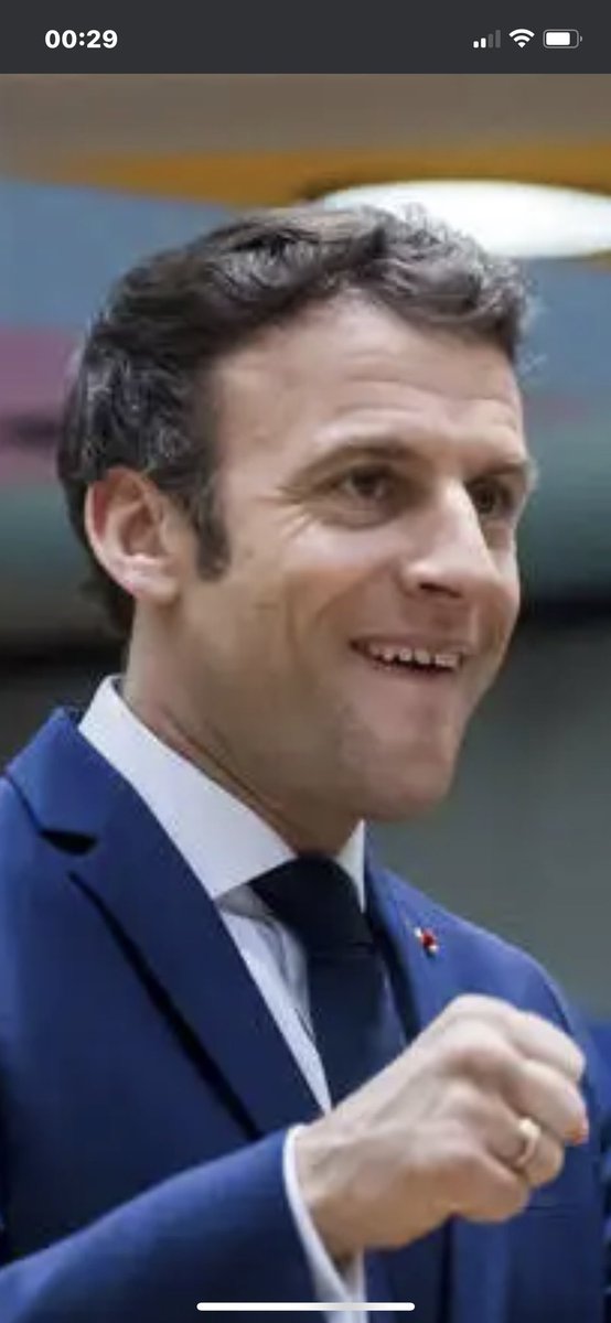 regord34's tweet image. 🔴🔴Des attrape/tout les #MacronTrogneux Regardez celui-ci il les a tellement usée avec de bons gueuletons payés par les français que ses dents rayent le parquet❗️🦷🦷🦷 
#EmmanuelMacronSansNous