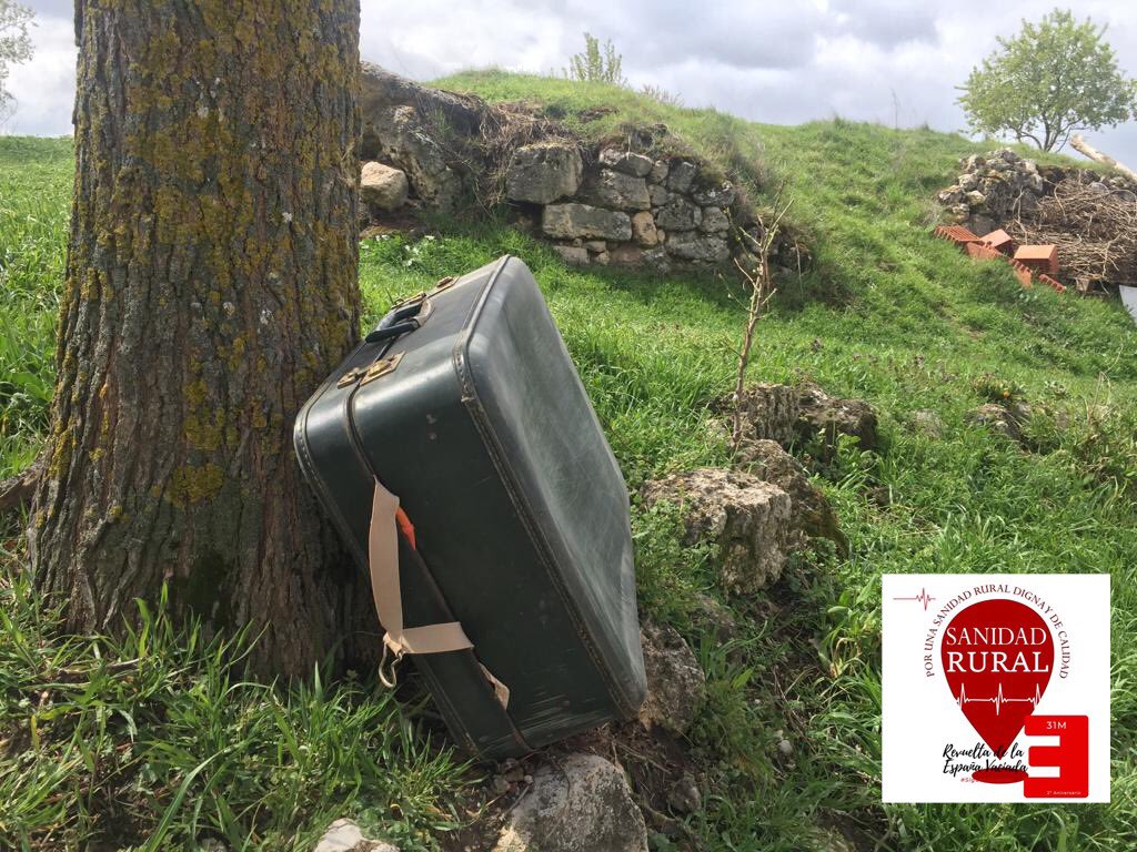 SanidadRural's tweet photo. Esta maleta es de hace 45 años, pero a día de hoy nuestros jóvenes se siguen marchando. Por eso, en el tercer aniversario de la Revuelta de la @EspanaVaciada reivindicamos que #SomosElMañanaDeLosPueblos y #QueremosPoderQuedarnos #QueremosPoderVolver 💪🏼🌾 #SigueLatiendo https://t.co/4BwUZl3T8p