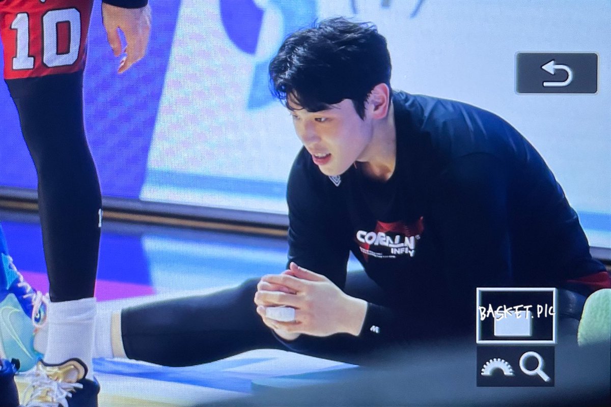 hexmxsh's tweet image. 스트레칭 하다가 고니형 양말 갖고 노는 변준형(27)