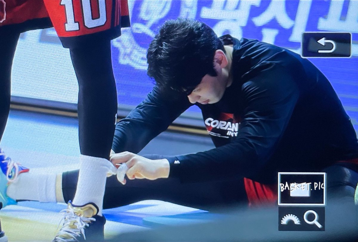 hexmxsh's tweet image. 스트레칭 하다가 고니형 양말 갖고 노는 변준형(27)