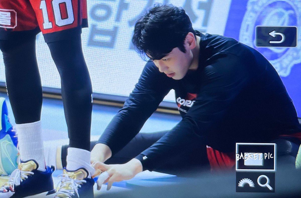 hexmxsh's tweet image. 스트레칭 하다가 고니형 양말 갖고 노는 변준형(27)