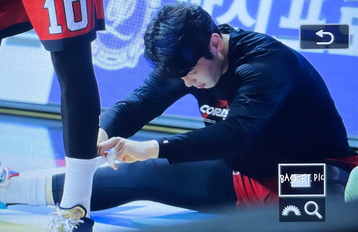 hexmxsh's tweet image. 스트레칭 하다가 고니형 양말 갖고 노는 변준형(27)