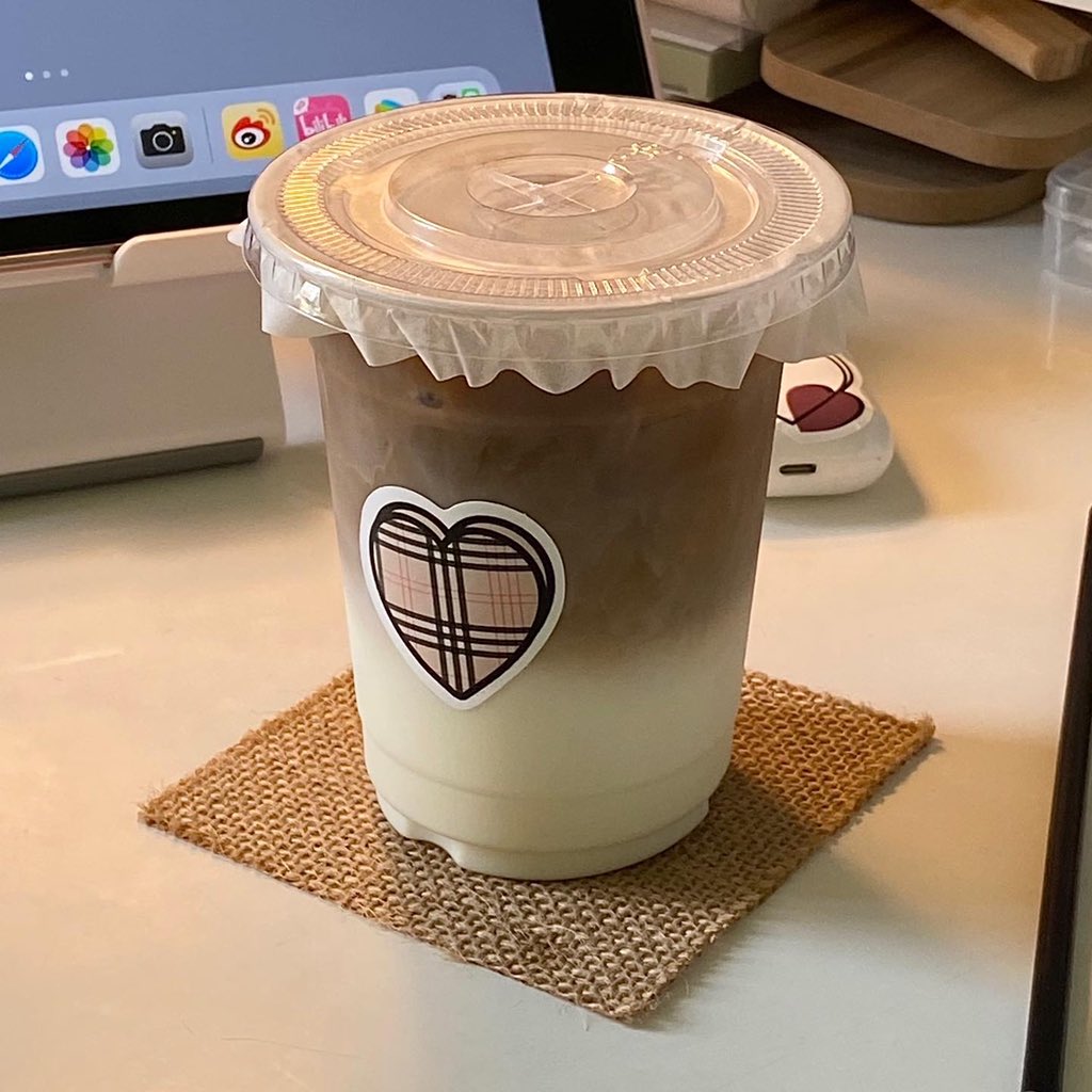 做了一杯冰拿铁咖啡