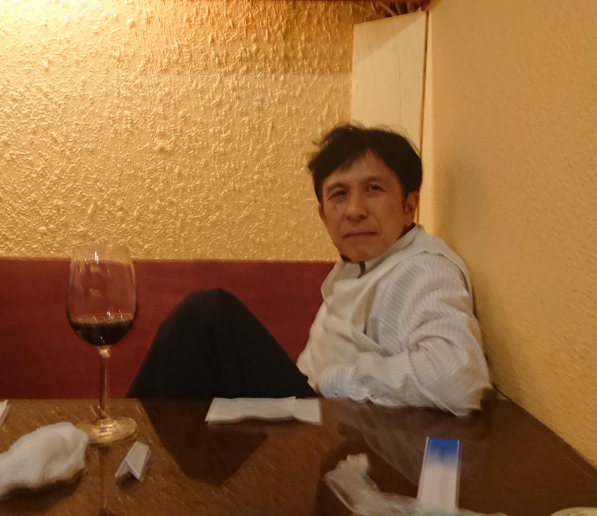 konishilab's tweet photo. 小西先生、栄養補給中です🍷 https://t.co/qJ7CbPNtrn