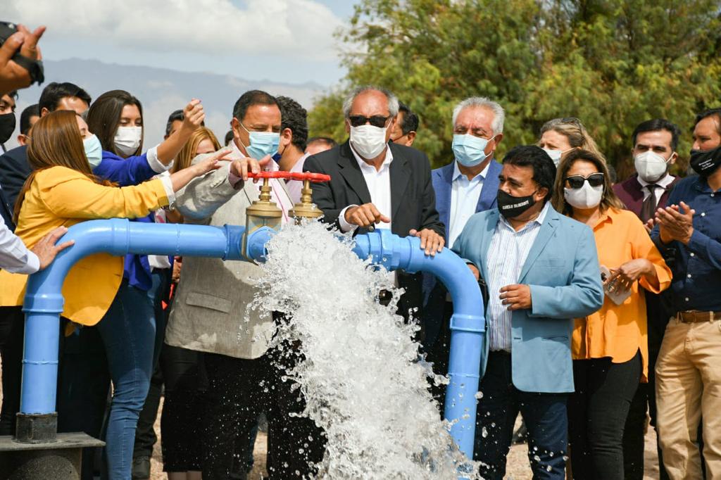 QuintelaRicardo's tweet photo. Celebramos el Día Nacional del Agua reivindicando las políticas públicas que impulsamos para cuidar el agua, como así también las grandes obras que estamos concretando y que vamos a concretar con el objetivo de asegurar este recurso tan importante para las riojanas y riojanos. ⬇️ https://t.co/obxu23h8dh
