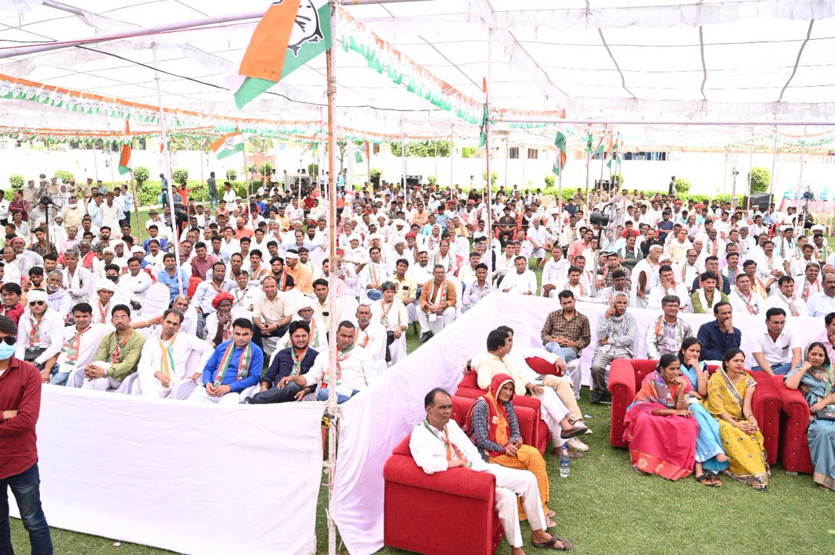 आज निवाई में कांग्रेस विधायक <a href="/BairwaPrashant/">Prashant Bairwa</a> जी द्वारा आयोजित कांग्रेस सदस्यता अभियान एवं कार्यकर्ता सम्मेलन में सभी साथियों से अधिक से अधिक कांग्रेस सदस्य बनाने का आह्वान किया। सम्मेलन में जिले के प्रभारी व कैबिनेट मंत्री <a href="/ShaleMohammad_/">Shale Mohammad</a> जी एवं अन्य कांग्रेसजन उपस्थित रहे।