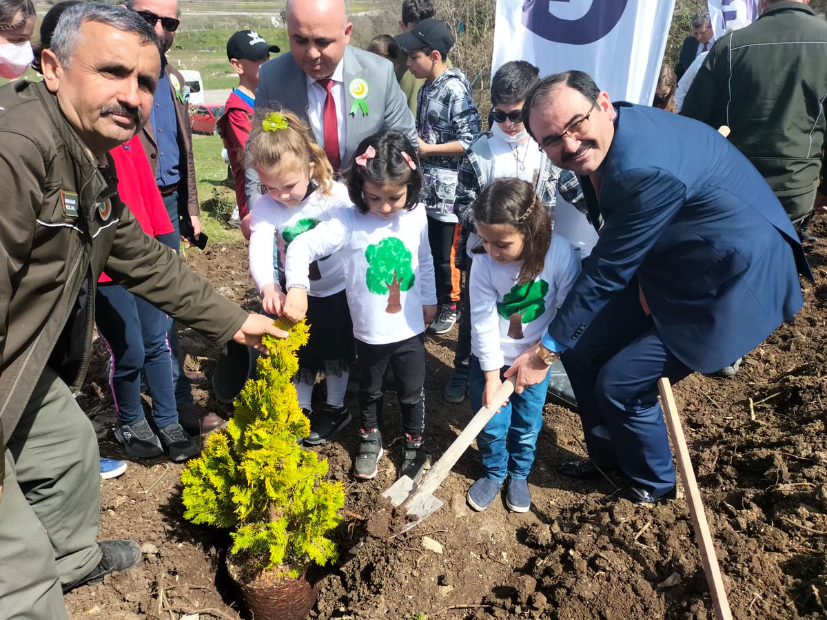 DerelerIlkokulu's tweet photo. Programımız "Herkesin dikili bir ağacı olsun." dileğiyle fidan dikerek sonlandırıldı. Katılımlarıyla Sayın Kaymakamımıza, Belediye Başkanımıza, Orman İşletme İl Müdürümüze, İlçe Milli Eğitim Müdürümüze teşekkür ederiz.
@mahmutlu 
@ibrahimsandikci 
@OrmanSamsun
@ZahitKoseoglu https://t.co/OUZRQk4A46