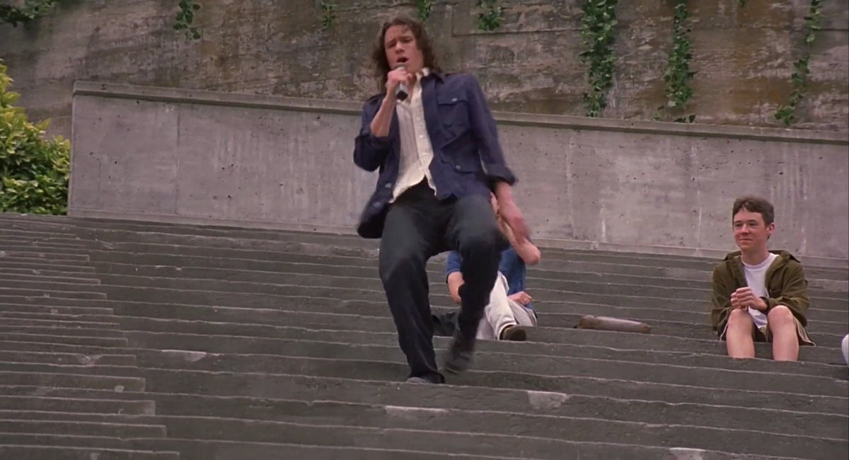 levmauc's tweet photo. Se cumplen 23 años del estreno en cines de 10 THINGS I HATE ABOUT YOU y seguimos sin superar este momento entre Heath Ledger y Julia Stiles. https://t.co/Nypo019oTs