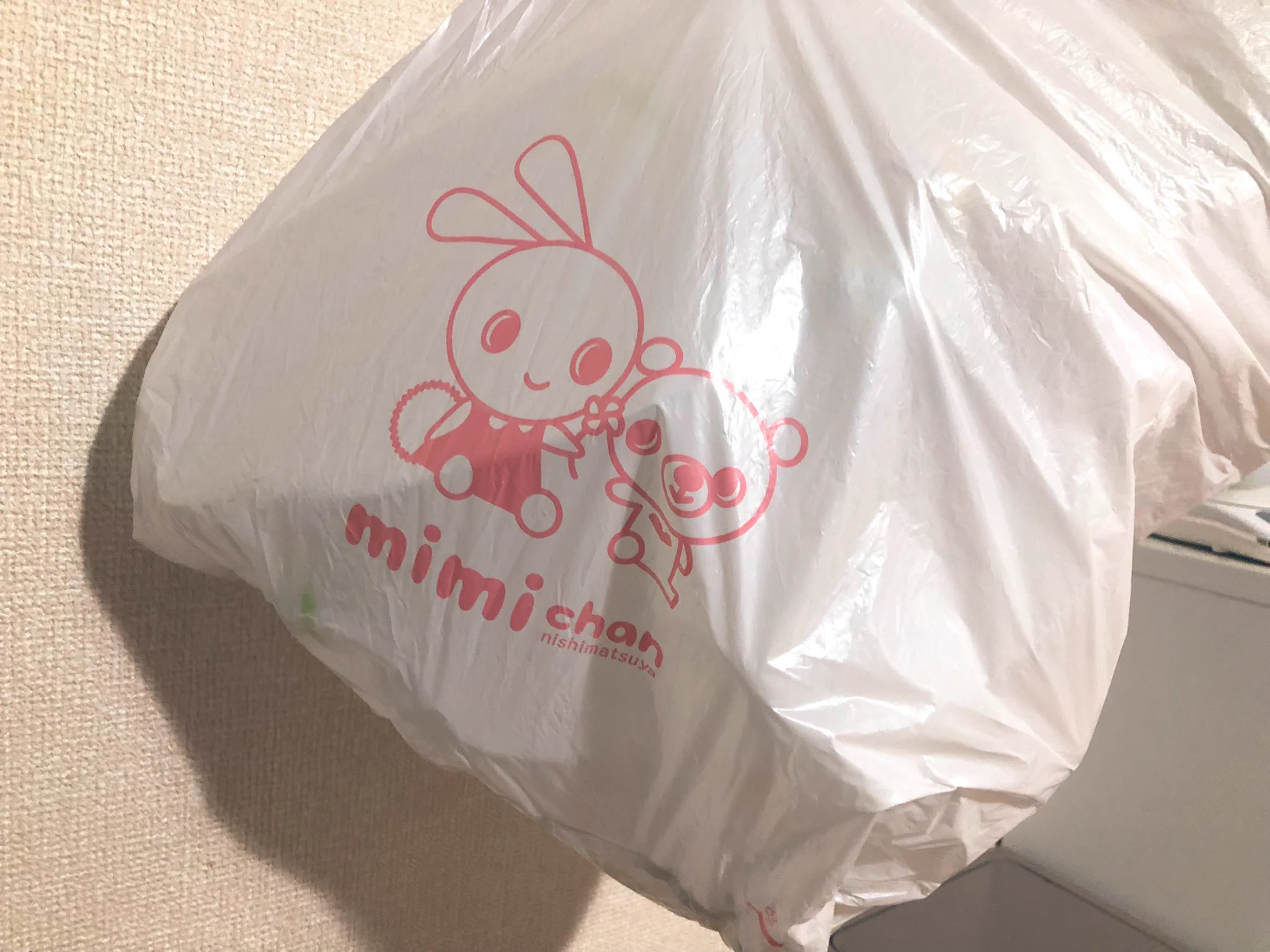 @yama_netai ちょうど最近、夫が息子を抱っこしながら「ほら、みーみちゃんだよー♪😀」って言ってて、「誰！？👀」って聞いたら袋にガッツリ書いてて知りました😂‼︎笑
(ごめんなさいペットボトルのゴミ袋にしてました🙇‍♀️) 