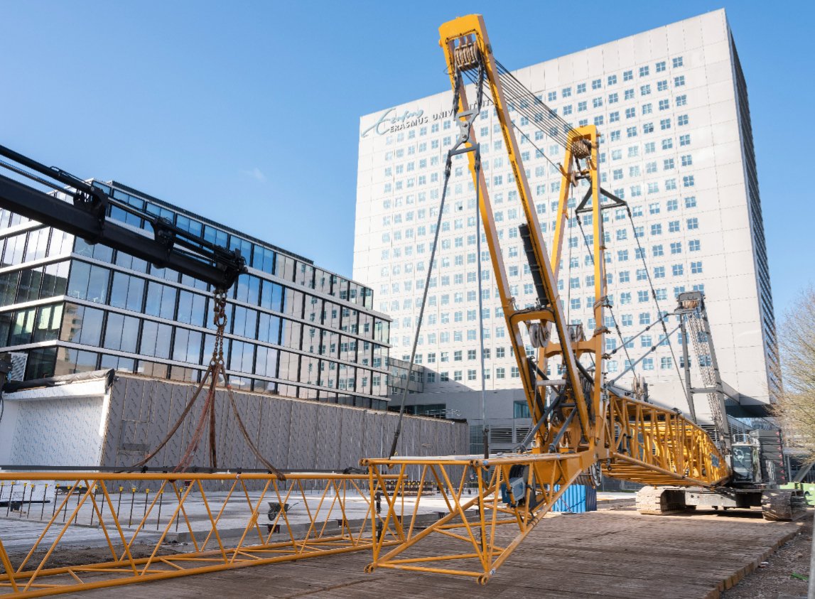 De nieuwbouw is gestart. Elke 12 dagen komt er een nieuwe verdieping bij! 
Dat betekent dat in juni 2022 het hoogste punt wordt bereikt. 
Er zijn verkeersregelaars ingezet. Zodra het gebouw de hoogte ingaat, zullen er doorloopcontainers worden neergezet. 
youtu.be/57XRKC2k6xA