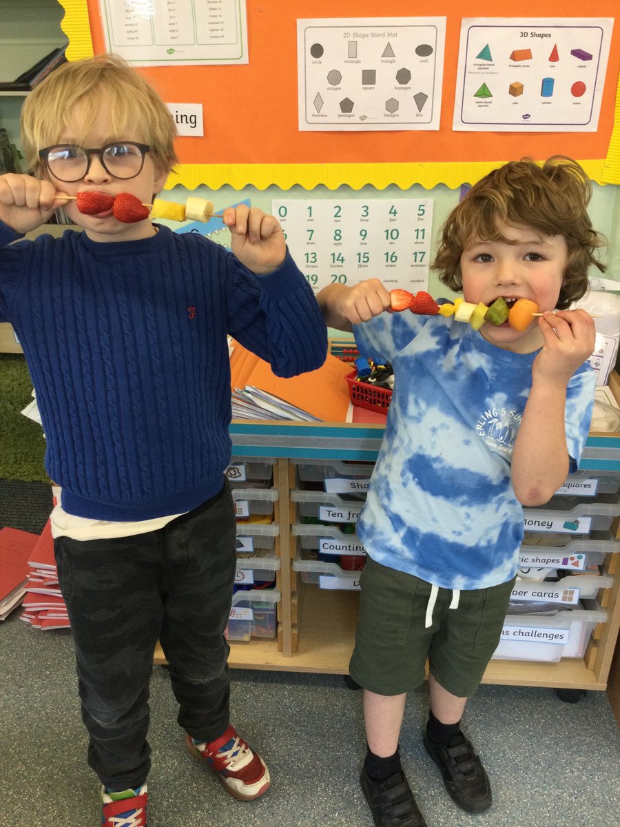 AlburghCE's tweet photo. #seedlingsclass loved finishing off their ‘Healthy Me’ topic in #pshe today by making and eating fruit kebabs! #keystageone #pshe #healthyeating #fruit @JigsawPSHE https://t.co/zbHv8BqU29